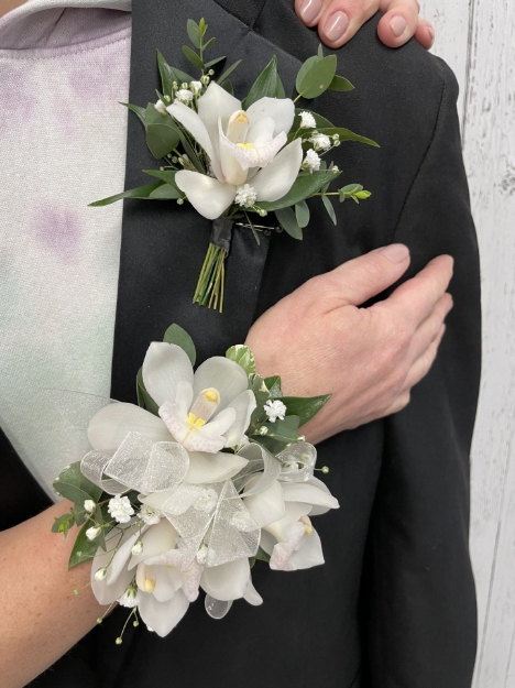 Picture of Wristlet and Boutonniere Set